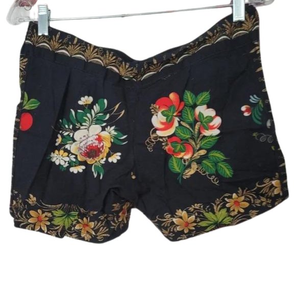 Adorable One-of-a-kind Border Print Shorts - Picture 2 of 2